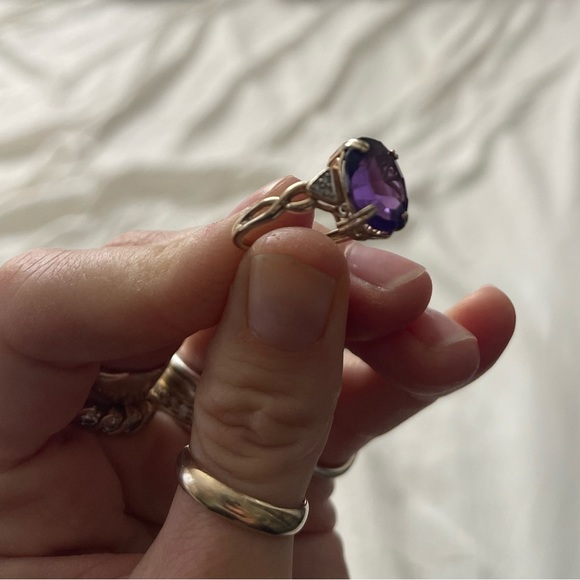 10K Gold and Amethyst RIng - Picture 6 of 7